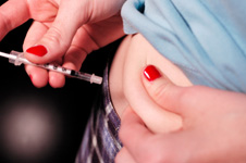 女人注射胰岛素