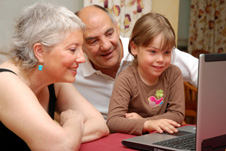 祖父母和孙子看笔记本电脑