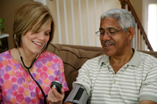 家庭护士检查患者的血压